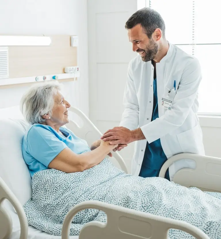 Lekarz odwiedzający starszą osobę 