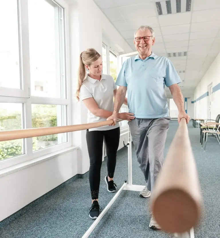 Starszy Pan podczas rehabilitacji