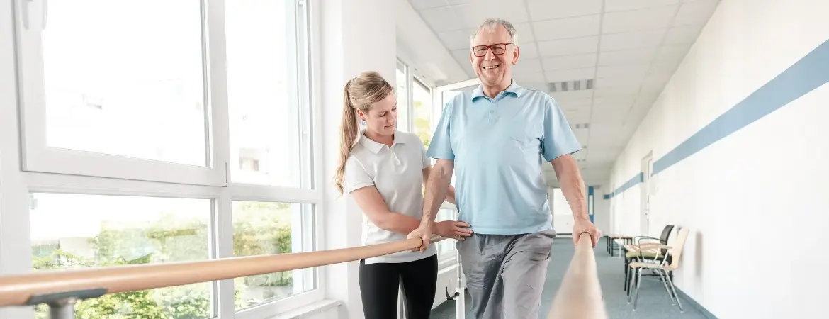 Starszy pan podczas rehabilitacji 